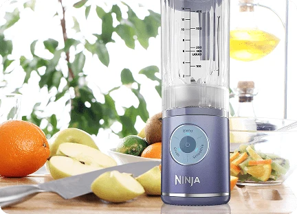 Блендер Ninja Blast Max BC251EU на кухонній стільниці – крупний план нижньої частини пристрою