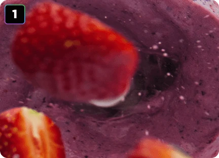 Крупний план збитої полуниці та чорниці всередині блендера Ninja Blast Max BC251EU