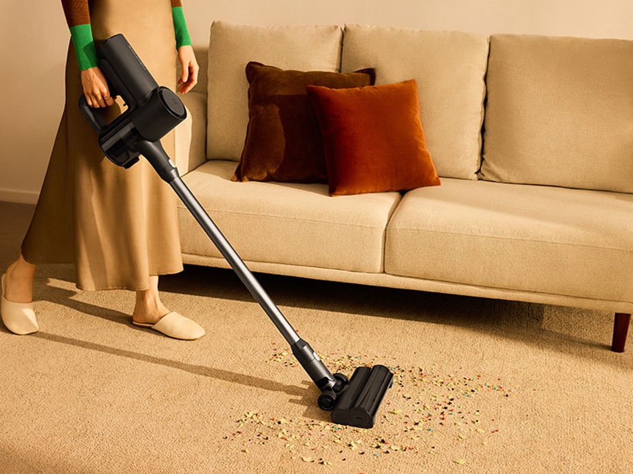 Roborock F25 Combo - zdjęcie przedstawia odkurzanie powierzchni dywanowej