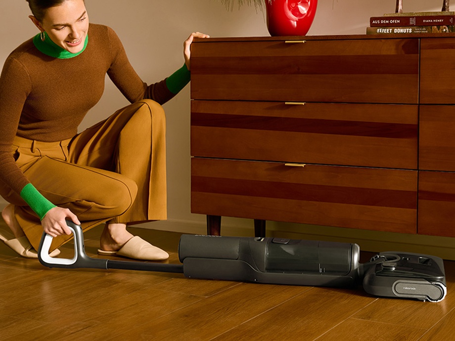 Roborock F25 Combo - zdjęcie przedstawia czyszczenie podłogi pod meblami