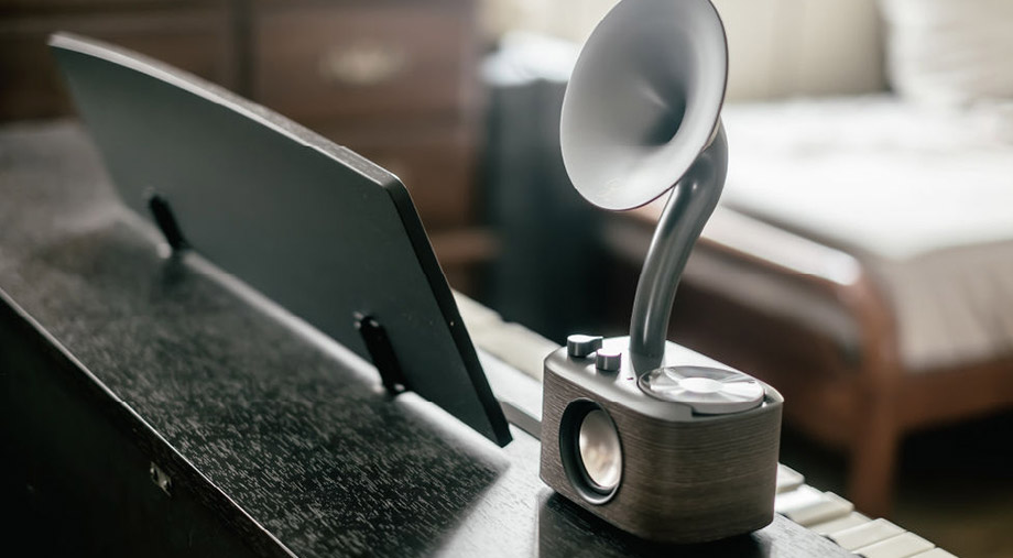 Sangean WR-45 to radio z obudową w stylu retro, wykonaną z litego drewna i przypominającą gramofon
