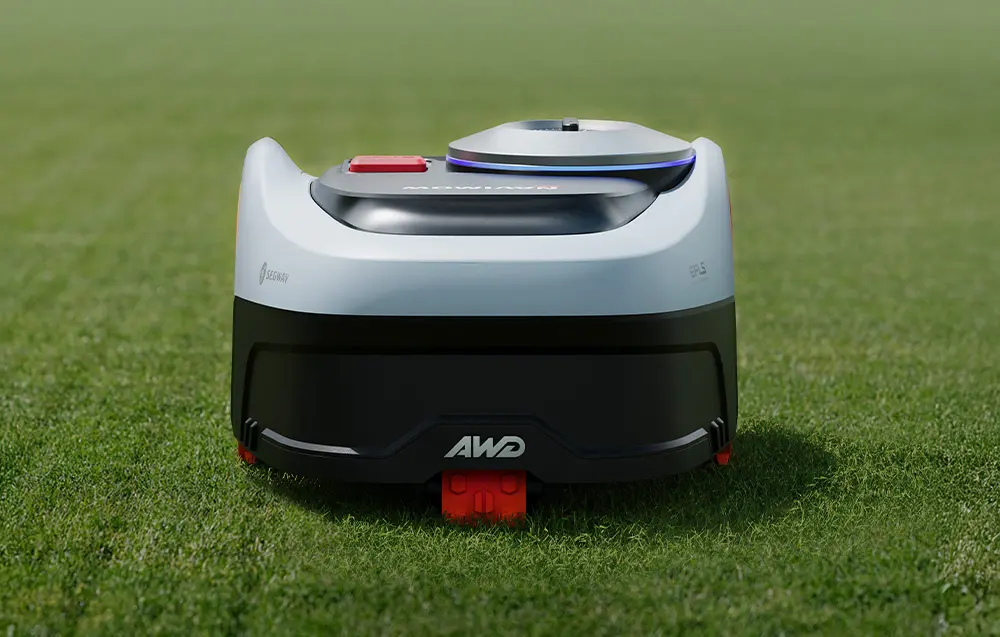 робот-косарка, видима спереду, розташована на траві