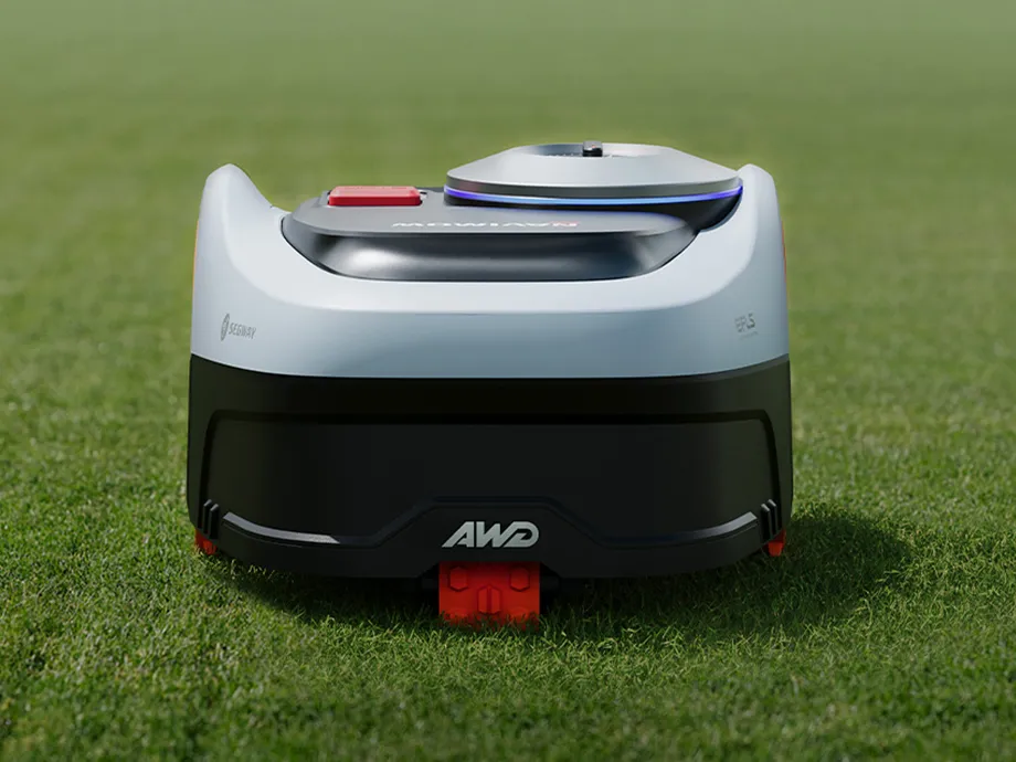 робот-косарка, видима спереду, розташована на траві