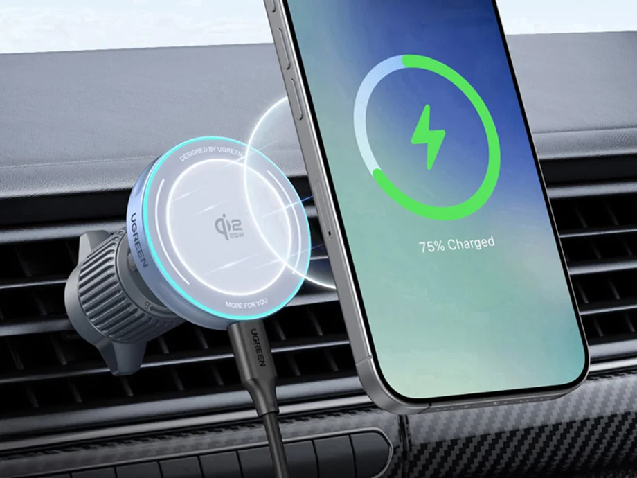 Smartfon przykładany do bezprzewodowej ładowarki samochodowej