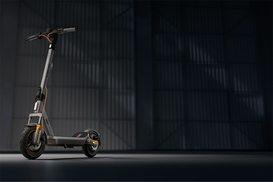 Електричний самокат Xiaomi 6 Max стоїть на темному фоні