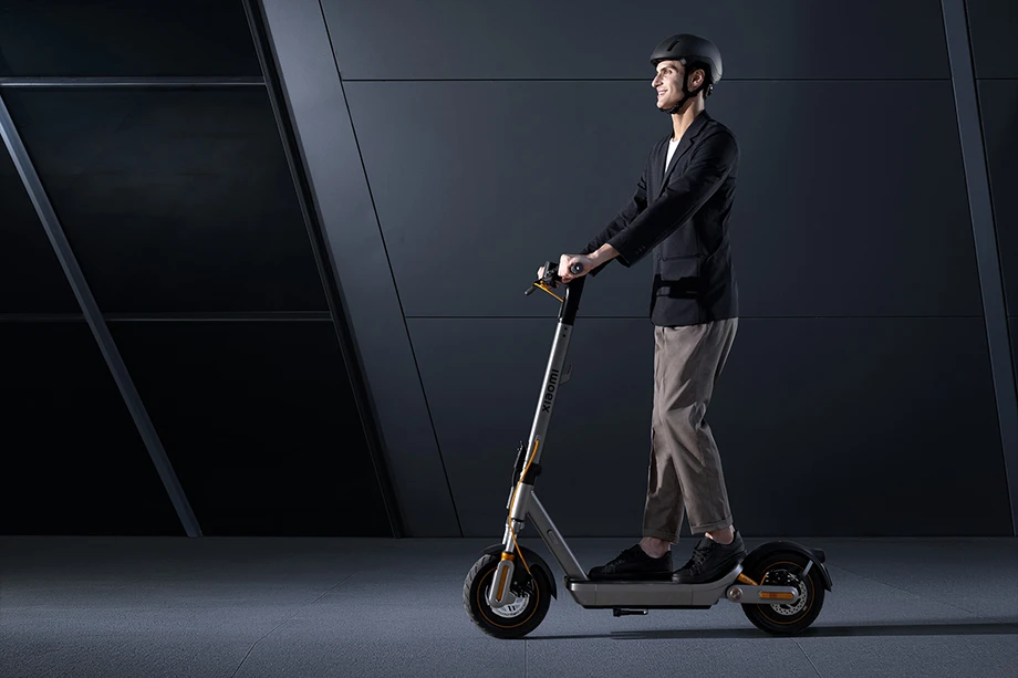 Самокат Xiaomi під час їзди в міському просторі