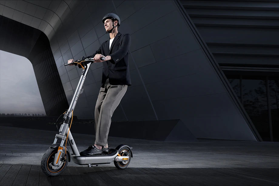 Їзда на електричному самокаті Xiaomi 6 Max у міських умовах