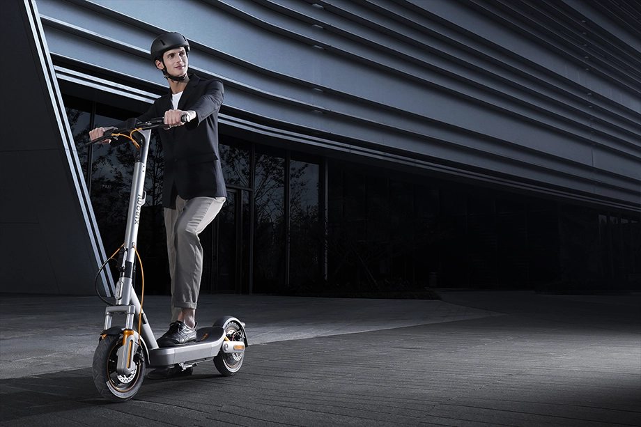 Електричний самокат Xiaomi 6 Max у сучасному міському просторі