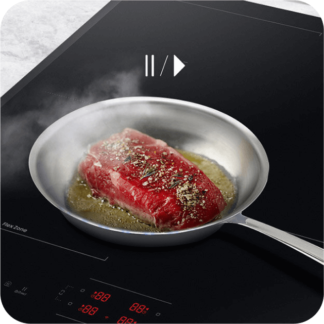 Smażenie mięsa na płycie indukcyjnej z funkcją pauzy.