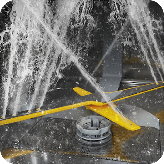 System WaterJet zmywarki, zapewniający efektywne czyszczenie naczyń.