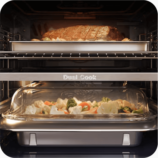 Funkcja Dual Cook w piekarniku - mięso na górnej półce, warzywa na dolnej.