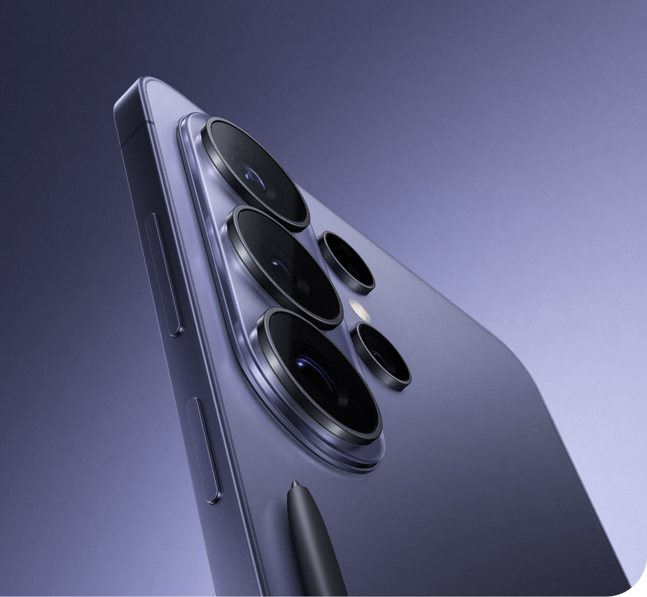 Na zdjęciu widoczne są cztery smartfony z serii Galaxy S25 w różnych wersjach kolorystycznych oraz rysik S Pen.