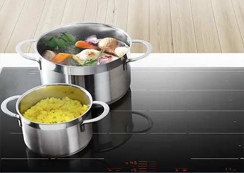 Gotuj wygodnie, używając dużych garnków i patelni