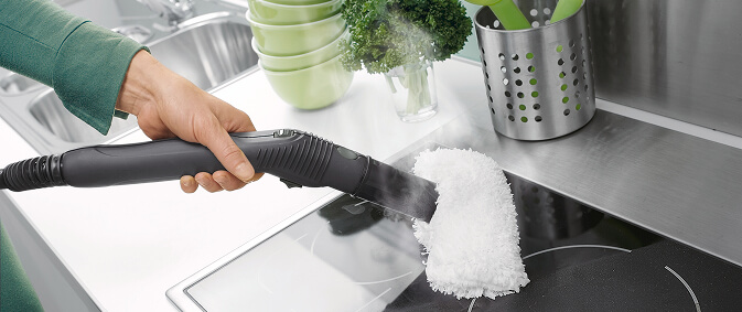 Czyszczenie płyty kuchennej parownicą Kärcher