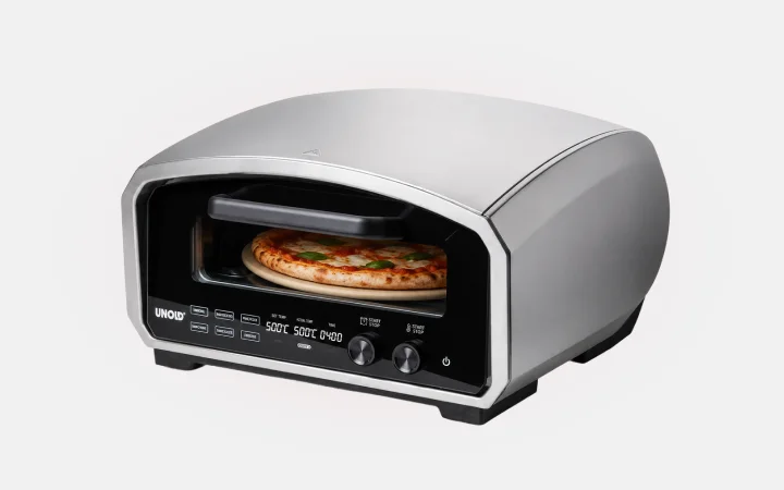 Piec do pizzy Unold Enzo 68916 z pizzą w środku