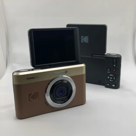 Фотоапарат Kodak PixPro C1 з нахиленим екраном, поруч – вид на задню частину пристрою