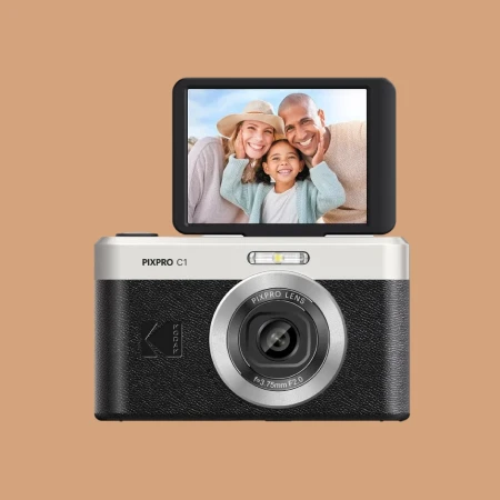 Камера Kodak PixPro C1 з поворотним екраном, на якому відображається сімейне фото