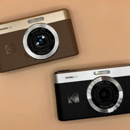 Фотоапарат Kodak PixPro C1 чорного та коричневого кольорів, вид спереду