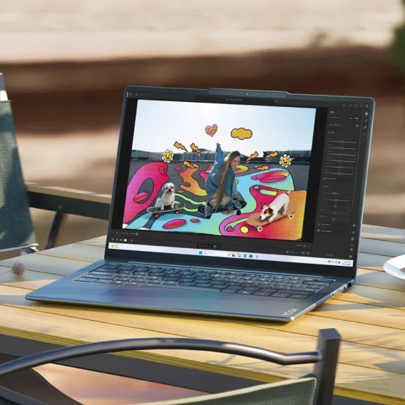 Laptop Lenovo Yoga Slim 7 na stole, edycja zdjęcia w kolorowym stylu
