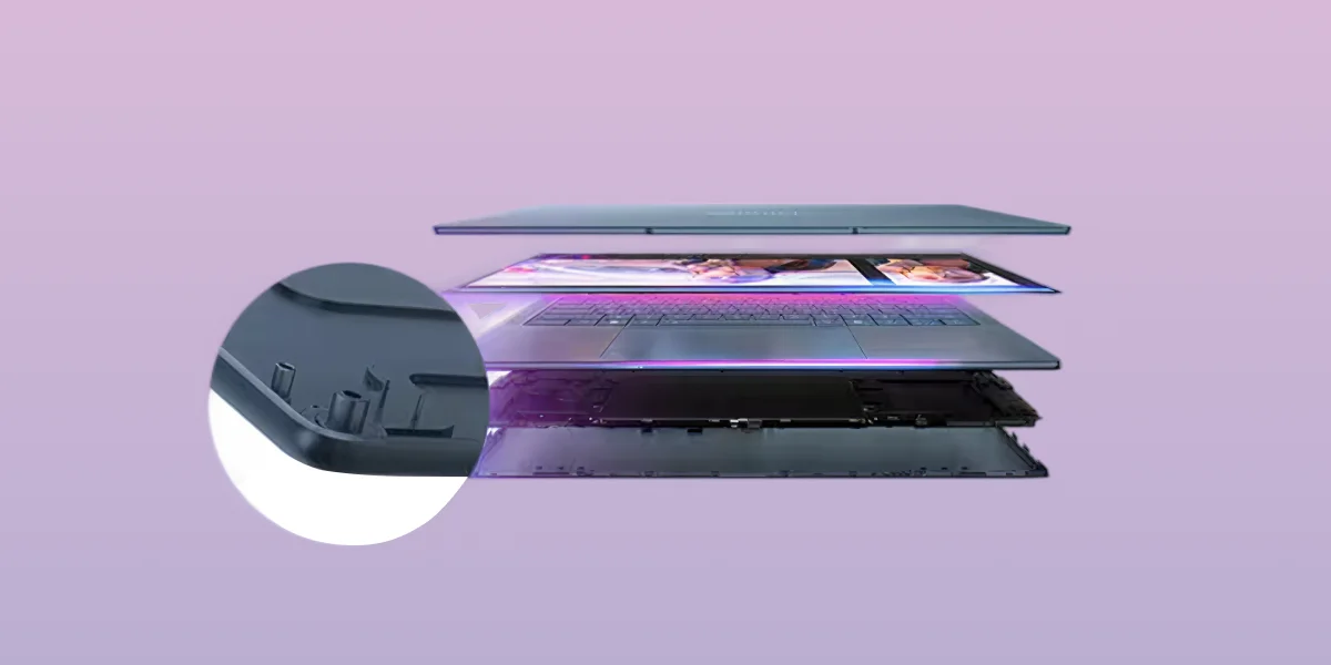 Rozłożony na warstwy laptop Lenovo Yoga Slim pokazujący wnętrze urządzenia i cienką konstrukcję obudowy